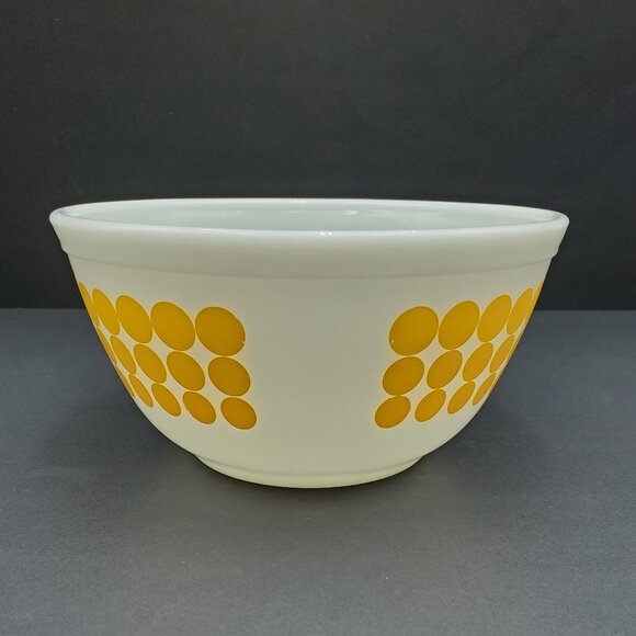 Pyrex Yellow Dots 1.5 Quart Mixing Bowl Pyrex Dots Yellow 402 Serving Bowl - Picture 4 of 10